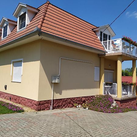 Aniko Apartmanhaz Балатонфельвар Екстер'єр фото